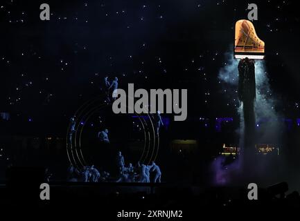 Parigi, Francia. 11 agosto 2024. Il pianista Alain Roche (R) esegue l'Inno ad Apollo durante la cerimonia di chiusura dei Giochi Olimpici di Parigi 2024 allo Stade de France di Parigi, Francia, 11 agosto 2024. Credito: Cao CAN/Xinhua/Alamy Live News Foto Stock