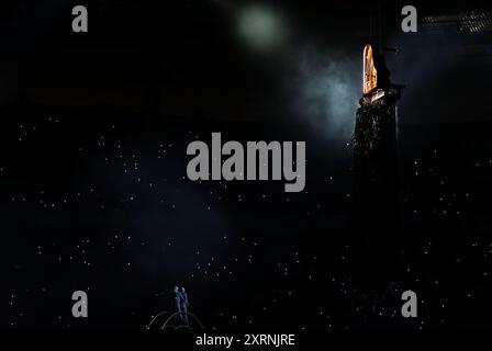 Parigi, Francia. 11 agosto 2024. Il pianista Alain Roche (R superiore) esegue l'Inno ad Apollo durante la cerimonia di chiusura dei Giochi Olimpici di Parigi 2024 allo Stade de France di Parigi, Francia, 11 agosto 2024. Credito: Cao CAN/Xinhua/Alamy Live News Foto Stock