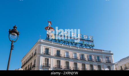 Madrid, Spagna - 07 06 2024 : Tio Pepe pubblicità su un edificio a Puerta del Sol Foto Stock