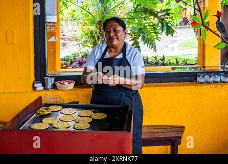 Una donna guatemalteca che fa a mano tortillas di mais. Guatemala. Foto Stock