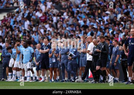 Londra, Regno Unito. 10 agosto 2024. PEP Guardiola (manager di Man City) e i giocatori di Man City e il personale del backroom guardano i calci di rigore alla partita di fa Community Shield, Manchester City contro Manchester United, al Wembley Stadium, Londra, Regno Unito, il 10 agosto 2024 credito: Paul Marriott/Alamy Live News Foto Stock