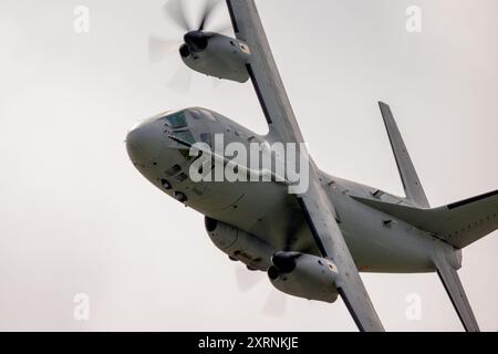 Leonardo, C-27J Spartan dell'Aeronautica militare italiana durante la splendida esibizione di volo al Royal International Air Tattoo 2024 Foto Stock