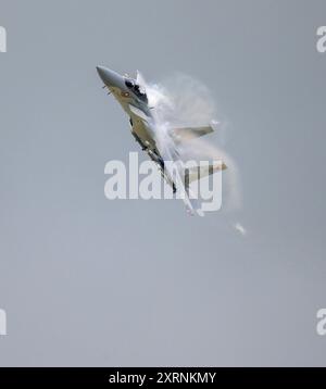 Boeing F-15QA Ababil durante l'esposizione con armi complete al Royal International Air Tattoo 2024 Foto Stock