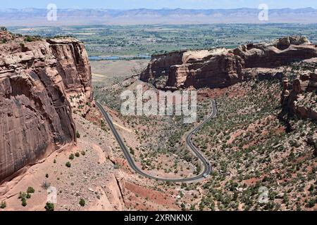 Vista panoramica del Colorado National Monument nelle giornate estive limpide e soleggiate con la città di Fruita, Colorado visibile sullo sfondo. Foto Stock