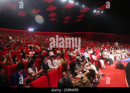 SHANGHAI, CINA - 10 AGOSTO 2024 - i fan dell'animazione e i blogger di celebrità di Internet partecipano alla prima di Shanghai del film Detective Conan: Millio Foto Stock