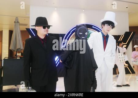 SHANGHAI, CINA - 10 AGOSTO 2024 - i fan dell'animazione e i blogger di celebrità di Internet si mettono in posa per un selfie Cosplay con foto di poster durante la premiere Foto Stock