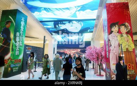 SHANGHAI, CINA - 10 AGOSTO 2024 - i fan dell'animazione e i blogger di celebrità di Internet si mettono in posa per un selfie Cosplay con foto di poster durante la premiere Foto Stock