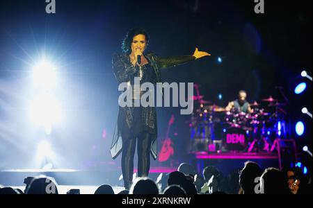 Londra, Regno Unito. 28 novembre 2014. Demi Lovato supporta Enrique Iglesias e si esibisce sul palco all'O2 Arena il 2014 novembre a Londra, Inghilterra, Regno Unito. Credito: S.A.M./Alamy Live News Foto Stock