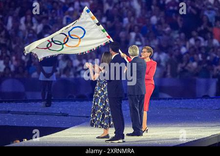 Parigi, Francia. 11 agosto 2024. PARIGI, FRANCIA - 11 AGOSTO: Tony Estanguet, Simone Biles degli Stati Uniti, sindaco di Los Angeles Karen Bass durante la cerimonia di chiusura dei Giochi Olimpici di Parigi 2024 allo Stade de France l'11 agosto 2024 a Parigi, Francia. (Foto di Joris Verwijst/Agenzia BSR) credito: Agenzia BSR/Alamy Live News Foto Stock