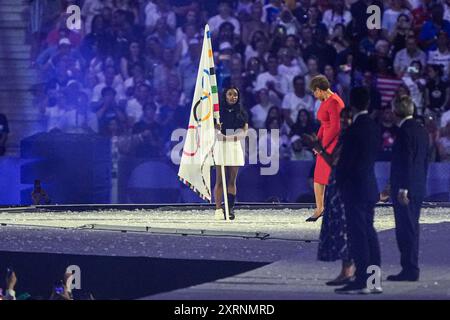 Parigi, Francia. 11 agosto 2024. PARIGI, FRANCIA - 11 AGOSTO: Tony Estanguet, Simone Biles degli Stati Uniti, sindaco di Los Angeles Karen Bass durante la cerimonia di chiusura dei Giochi Olimpici di Parigi 2024 allo Stade de France l'11 agosto 2024 a Parigi, Francia. (Foto di Joris Verwijst/Agenzia BSR) credito: Agenzia BSR/Alamy Live News Foto Stock