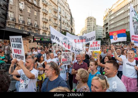 Belgrado, Serbia - 10 agosto. 2024: Protesta dei cittadini contro l'intenzione della società Rio Tinto di estrarre litio in Serbia. Dimostrazione di massa nel centro di B. Foto Stock