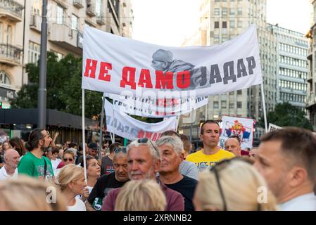 Belgrado, Serbia - 10 agosto. 2024: Un manifestante regge un cartello con l'iscrizione 'We don't give Jadar' (scrittura serba cirillica). Protesta agai Foto Stock