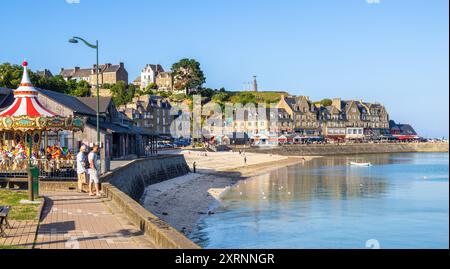 Cancale, Francia - 19 luglio 2024: Cancale in Bretagna è un'affascinante città costiera conosciuta per le sue ostriche, il pittoresco porto e le viste panoramiche sul mare. Foto Stock