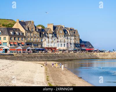 Cancale, Francia - 19 luglio 2024: Cancale in Bretagna è un'affascinante città costiera conosciuta per le sue ostriche, il pittoresco porto e le viste panoramiche sul mare. Foto Stock