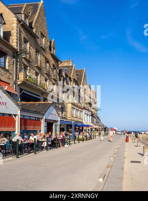 Cancale, Francia - 19 luglio 2024: Cancale in Bretagna è un'affascinante città costiera conosciuta per le sue ostriche, il pittoresco porto e le viste panoramiche sul mare. Foto Stock