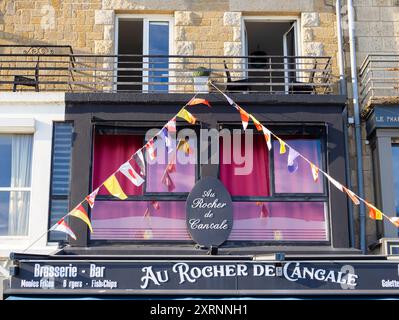 Cancale, Francia - 19 luglio 2024: Ristorante Au Rocher de Cancale in Bretagna, in un'affascinante cittadina costiera conosciuta per le sue ostriche, il pittoresco porto, e. Foto Stock