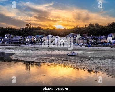 Cancale, Francia - 19 luglio 2024: Tranquillo villaggio costiero di Cancale in Bretagna francese al tramonto. Foto Stock