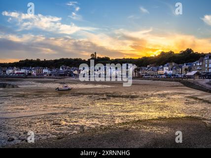 Cancale, Francia - 19 luglio 2024: Tranquillo villaggio costiero di Cancale in Bretagna francese al tramonto. Foto Stock