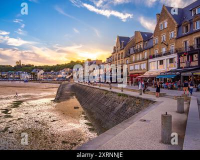 Cancale, Francia - 19 luglio 2024: Tranquillo villaggio costiero di Cancale in Bretagna francese al tramonto. Foto Stock