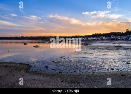 Cancale, Francia - 19 luglio 2024: Tranquillo villaggio costiero di Cancale in Bretagna francese al tramonto. Foto Stock