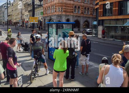 Londra, Regno Unito. 11 agosto 2024. La gente si riunisce intorno alla scatola di sentinelle della polizia con la nuova opera d'arte Banksy nella City di Londra. L'opera d'arte, raffigurante una scuola di piranha, è la settima nuova opera d'arte in altrettanti giorni a Londra dell'inafferrabile artista di strada. Crediti: Vuk Valcic/Alamy Live News Foto Stock