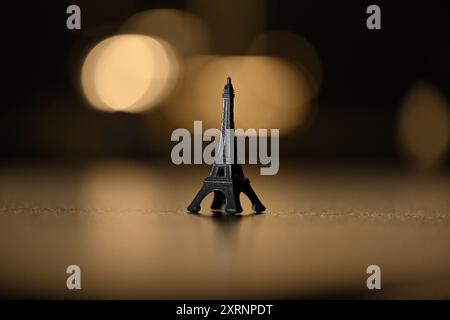 Torre Eiffel mini, souvenir di Parigi Foto Stock