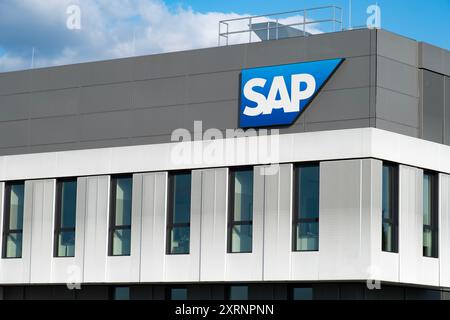 Logo SAP sulla facciata dell'edificio aziendale, multinazionale tedesca globale del software, marchio visivo del gigante del software nel campus aziendale, PL. Risorse Foto Stock