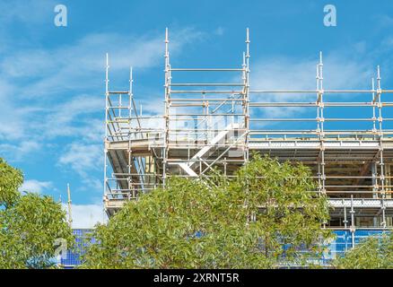 ponteggi eretti su un cantiere edile norme di salute e sicurezza, Foto Stock