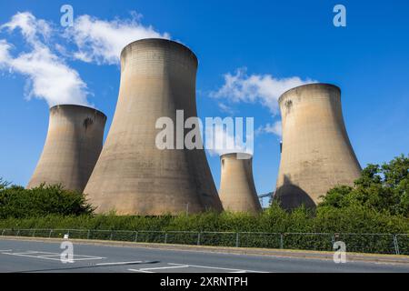 Selby, Regno Unito. 11 AGOSTO 2024. Le torri di raffreddamento come circa 50 manifestanti riuniti per dimostrare contro la centrale elettrica Drax, affermano che le centrali che utilizzano "pellet di legno" in sostituzione del carbone stanno causando la deforestazione di massa, ciò accade quando a Drax è stata concessa un'ingiunzione contro i manifestanti del clima e 22 membri del gruppo Recorder The Power sono stati arrestati preventivamente prima di un pianificato squat di più giorni a Drax. Credito Milo Chandler/Alamy Live News Foto Stock