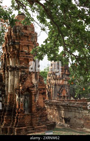 Angoli di un complesso storico di templi ad Ayutthaya, Thailandia Foto Stock