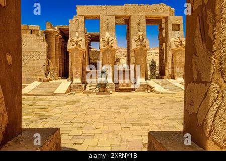 Colonne di Osiride nella seconda Corte del Ramesseum, il tempio mortuario di Ramsete II Foto Stock