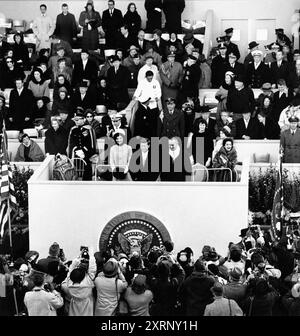 Joseph Kennedy, Rose Kennedy, Jacqueline Kennedy, il Presidente degli Stati Uniti John Kennedy, il Vice Presidente degli Stati Uniti Lyndon Johnson, Lady Bird Johnson e altri su stand di revisione durante la parata inaugurale, Pennsylvania Avenue, Washington, D.C., USA, Abbie Rowe, White House Photographs, 20 gennaio 1961 Foto Stock