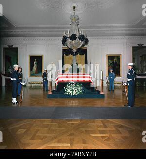 Bara drappeggiata di bandiera del defunto presidente degli Stati Uniti John Kennedy, membri della guardia d'onore in piedi, East Room, Casa Bianca, Washington, D.C., USA, Robert Knudsen, White House Photographs, 23 novembre 1963 Foto Stock