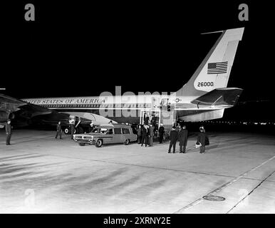 La cassa del defunto presidente degli Stati Uniti John Kennedy è stata trasferita dall'Air Force One all'Waiting Ambulance, Jacqueline Kennedy e il procuratore generale degli Stati Uniti, Robert Kennedy si trovano all'interno dell'ascensore idraulico, Andrews Air Force base, Maryland, USA, Cecil Stoughton, fotografie della Casa Bianca, 22 novembre 1963 Foto Stock