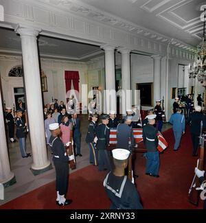 Arrivo della bara del defunto presidente degli Stati Uniti John Kennedy, seguita da Jacqueline Kennedy, Robert Kennedy, Jean Kennedy Smith, Ethel Kennedy, Robert McNamara, e altri, Casa Bianca, Washington, D.C., Stati Uniti, Cecil Stoughton, White House Photographs, 23 novembre 1963 Foto Stock