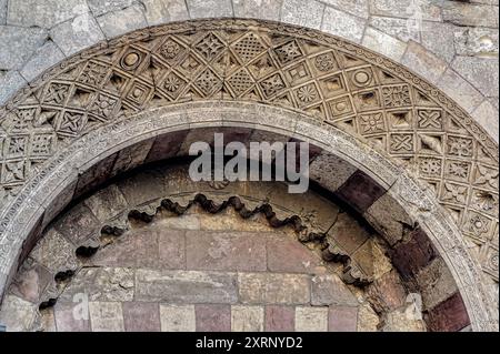 Incisioni ornamentali sull'Arco di Bab al-Futuh. La porta settentrionale del muro di Fatimide, che proteggeva il Cairo alla fine dell'XI secolo Foto Stock