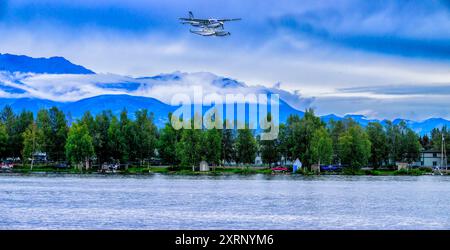 Idrovolante che atterra a Lake Hood Anchorage, la base di idrovolanti più trafficata del mondo Foto Stock