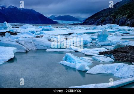 Ghiacciaio Knik con le montagne Chugach sullo sfondo Foto Stock