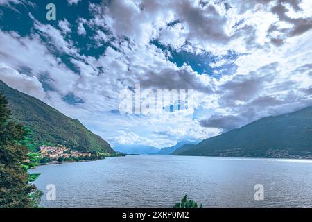 Il cielo sopra un parco vicino alla città di Colico nel lago di Como. Foto Stock