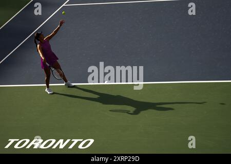 Toronto, Canada. 11 agosto 2024. Jessica Pegula degli Stati Uniti serve contro Diana Shnaider durante il giorno 6 del National Bank Open a Toronto, Canada, domenica 11 agosto 2024. (Foto di Michael Chisholm/Sipa USA) credito: SIPA USA/Alamy Live News Foto Stock