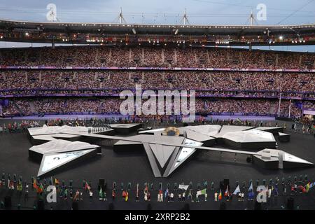 11 agosto 2024, Parigi, Ile-De-France, Francia: Flagbearers marciano nello stadio durante la cerimonia di chiusura dei Giochi Olimpici di Parigi 2024 allo Stade de France di Saint-Denis, Francia (Credit Image: © Mickael Chavet/ZUMA Press Wire) SOLO PER USO EDITORIALE! Non per USO commerciale! Foto Stock