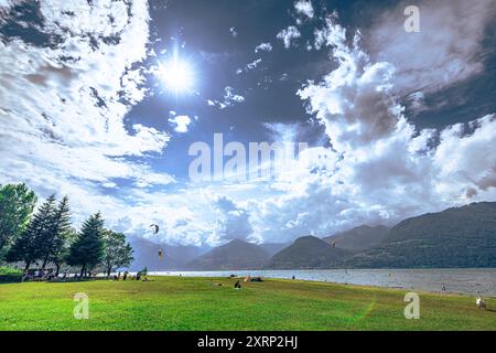 Il cielo sopra un parco vicino alla città di Colico nel lago di Como. Foto Stock