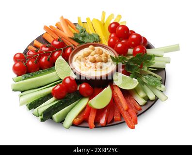 Gustoso hummus fatto in casa con ceci e verdure diverse isolate su bianco Foto Stock