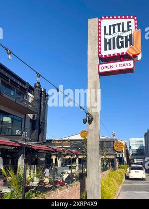 Terrazza all'aperto presso l'area ristoro Little High Eatery, Saint Asaph Street, Christchurch Central, Christchurch (Ōtautahi), Canterbury, nuova Zelanda Foto Stock