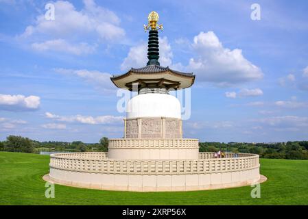 La Pagoda della Pace, Willen Lakeside Park, Milton Keynes, Buckinghamshire, Inghilterra, Regno Unito Foto Stock