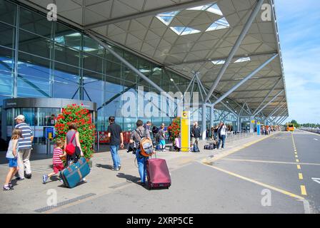 Terminale a livello di partenza, London Stansted Airport, Stansted Mountfitchet, Essex, Inghilterra, Regno Unito Foto Stock