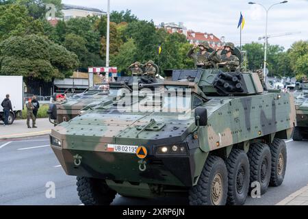 Varsavia, Polonia. 11 agosto 2024. KTO Rosomak passa durante le prove generali, mentre il veicolo passa attraverso il percorso della parata. Il ministro della difesa nazionale della Repubblica di Polonia Wladyslaw Kosiniak-Kamysz ha tenuto una conferenza stampa dopo le prove della prossima parata militare, alla quale parteciperanno oltre 2.500 soldati di tutti i rami delle forze armate polacche. Credito: SOPA Images Limited/Alamy Live News Foto Stock