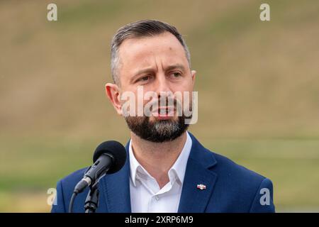 Varsavia, Polonia. 11 agosto 2024. Wladyslaw Kosiniak-Kamysz Ministro della difesa Nazionale parla durante una conferenza stampa. Il ministro della difesa nazionale della Repubblica di Polonia Wladyslaw Kosiniak-Kamysz ha tenuto una conferenza stampa dopo le prove della prossima parata militare, alla quale parteciperanno oltre 2.500 soldati di tutti i rami delle forze armate polacche. Credito: SOPA Images Limited/Alamy Live News Foto Stock