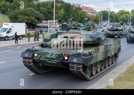 Varsavia, Polonia. 11 agosto 2024. Il Leopard 2PL passa durante le prove generali, mentre il veicolo passa attraverso il percorso della parata. Il ministro della difesa nazionale della Repubblica di Polonia Wladyslaw Kosiniak-Kamysz ha tenuto una conferenza stampa dopo le prove della prossima parata militare, alla quale parteciperanno oltre 2.500 soldati di tutti i rami delle forze armate polacche. Credito: SOPA Images Limited/Alamy Live News Foto Stock