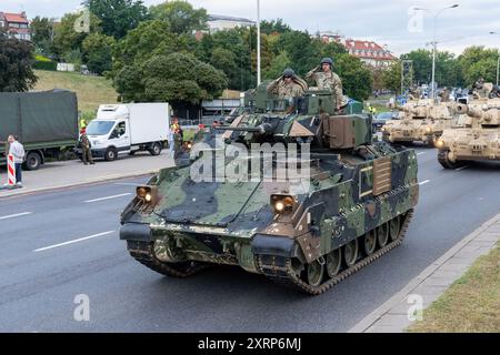 Varsavia, Polonia. 11 agosto 2024. M3 Bradley passa durante le prove generali, mentre il veicolo passa attraverso il percorso della parata. Il ministro della difesa nazionale della Repubblica di Polonia Wladyslaw Kosiniak-Kamysz ha tenuto una conferenza stampa dopo le prove della prossima parata militare, alla quale parteciperanno oltre 2.500 soldati di tutti i rami delle forze armate polacche. Credito: SOPA Images Limited/Alamy Live News Foto Stock